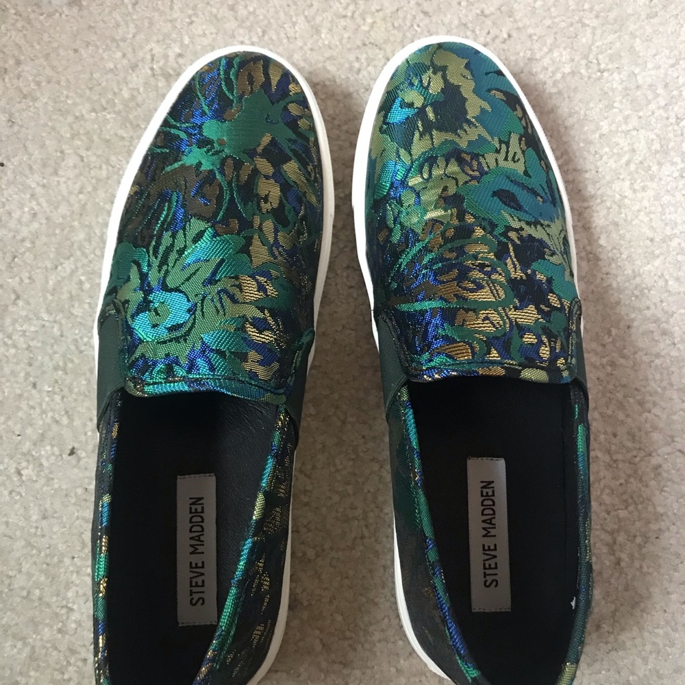 Like New Steve Madden slip-ons